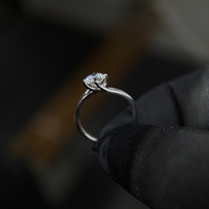 Bague de fiançailles pour femme en or 14 carats avec diamant de laboratoire de 1,50 carat, certifiée IGI - Product Image 4