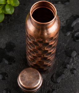 Carafe en cuivre mat gaufré géométrique de luxe, motif nid d'abeille martelé, design minimaliste, en cuivre pur - Product Image 1