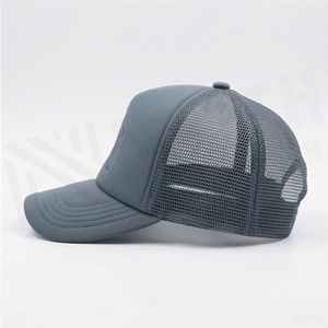 Casquette de camionneur grise réglable avec logo brodé géométrique sur le panneau avant, en tissu maillé, unisexe, décontractée - Product Image 3