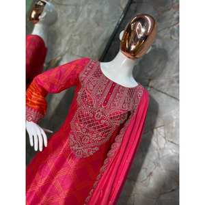 Conjunto de Salwar Kameez de Seda de Diseñador para Fiesta: Top, Pantalón y Dupatta - Product Image 1