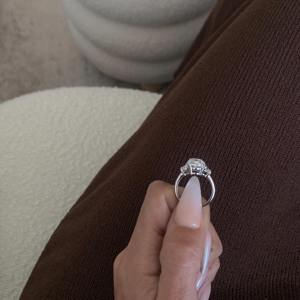 Bague de fiançailles en diamant de laboratoire ovale de 5 carats à trois pierres _ Diamants latéraux en demi-lune _ Bague trilogie en or 18 carats - Product Image 3