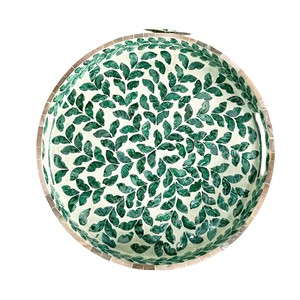 Plateau de service rond en bambou fait main avec motif de feuilles vertes, décoration moderne pour table de salon - Product Image 1