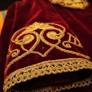 Robe indienne pakistanaise en velours brodée, avec des fils dorés et des dentelles florales, pour femmes, pour les fêtes et les mariages - Product Image 2