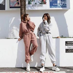 Fabricant sur mesure de survêtements pour femmes, ensembles de 2 pièces, sweat-shirt à capuche court et pantalon de survêtement long avec poches - Product Image 3