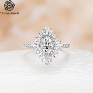 Bague de fiançailles classique pour femme en moissanite plaqué or 18 carats, taille coussin, motif floral, sertie à griffes - Product Image 4