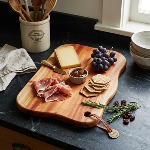 Planche à découper en bois de teck naturel à bords bruts, bloc de découpe en bois organique, plateau de service pour charcuterie avec trou de suspension en cuir - Product Image 5