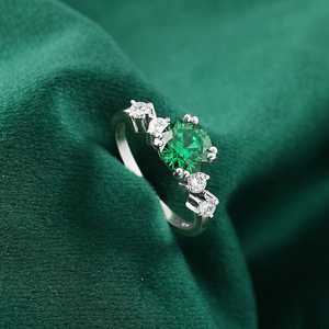 Bague de fiançailles émeraude Round Lab avec accents en argent sterling 925, élégante bague en pierre précieuse verte - Product Image 4