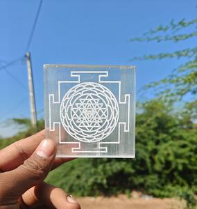 Plaque en cristal de sélénite naturelle carrée gravée Shree Yantra pour la guérison spirituelle et la méditation avec motif animal - Product Image 4