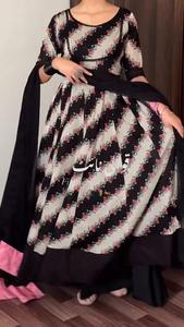 Robe Anarkali longue à fleurs noires et blanches pour femmes, avec dupatta, tenue ethnique indienne et pakistanaise en polyester. - Product Image 1
