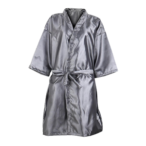 Nouvelle conception – Kimono de coiffure confortable en polyester imperméable avec poches pour les clients de salons de beauté et spas - Product Image 1