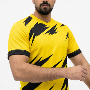 ชุดเสื้อฟุตบอลยูนิเซ็กซ์ สีเหลืองดำ พิมพ์ลายแบบซับลิเมชั่น ผ้าโพลีเอสเตอร์ 100% แขนสั้น คอวี ระบายเหงื่อได้ดี รับสกรีนชื่อทีมทั้งหมด - Product Image 4