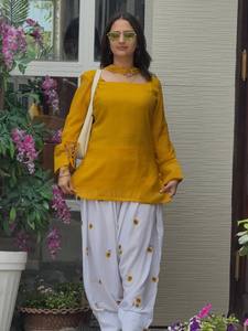 Conjunto Étnico Casual de Dos Piezas para Mujer: Top Amarillo Tejido con Bordado Floral y Cuello Cuadrado Largo, y Pantalones Dhoti - Product Image 1