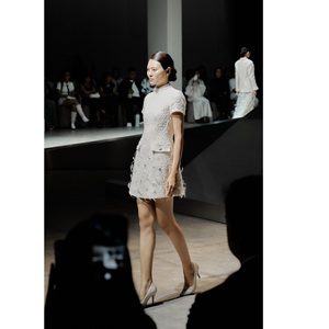 Nouvelles Robes Décontractées Haut de Gamme Vêtements Élégants MOGAN EMB MINI DRESS Coupe Trapèze Légèrement Ajustée Unie ODM Toutes Saisons Robe Femme Fabriquée au Vietnam - Product Image 2