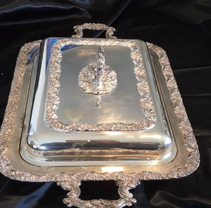 Elegante sartén rectangular plateada con adornos florales elaborados y asas laterales resistentes, disponible a precios de mayorista. - Product Image 1