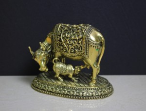 Statue de vache et de veau en laiton de haute qualité, décoration pour temple hindou et maison, fabriquée au Rajasthan, artisanale, excellent prix - Product Image 1