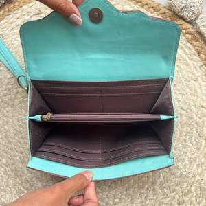 Pochette en cuir de vachette véritable façonnée à la main avec dragonne, motif floral élégant, portefeuille de créateur pour femme - Collection Mars Expo 2026 - Product Image 6