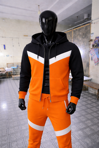Conjunto Deportivo de Alta Calidad para Hombre, Sudadera con Capucha y Cremallera Naranja y Negra con Franja en V en Contraste, Pantalones Deportivos Ajustados, Ropa Deportiva para Gimnasio y Fitness - Product Image 6