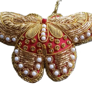 Ornement de Noël suspendu fait main avec broderie Zari et perles, en forme de cœur et d'étoile, pour la décoration de Noël - Product Image 1