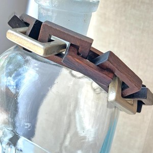 Bracelet vintage des années 1970, style géométrique moderniste, en bois de noyer doré - Product Image 3