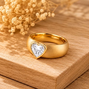 Bague en or massif 14 carats (jaune, blanc, rose) avec diamant de laboratoire taille cœur 1 carat, sertie clos, style signet, minimaliste, moderne, pour fiançailles ou promesse - Product Image 3