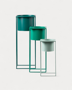 Ensemble moderne de trois supports de plantes en métal vert sarcelle et vert menthe avec pots cylindriques, supports de plantes géométriques en fer - Product Image 2