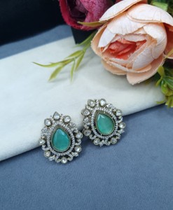 Boucles d'oreilles clous en pierre en forme de poire, style Kundan, pour femmes, plaquées or antique, pour mariage, collections de vêtements ethniques. - Product Image 4