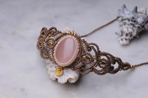 Pulsera de Macramé Marrón Hecha a Mano con Cuarzo Rosa, Joyería Curativa Ajustable Estilo Boho - Product Image 5