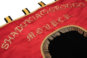 Bandera Masónica Colgante Plegable Personalizada con Emblema de Nombre de Logia, Regalia Ceremonial de Seda Roja y Negra con Flecos Dorados - Product Image 2