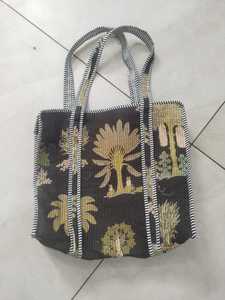 Sacs matelassés Kantha floraux faits à la main en coton, sac fourre-tout patchwork vintage à imprimé floral, sac à bandoulière durable, sac artisanal bohème - Product Image 2