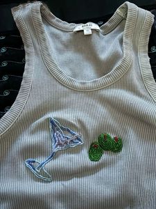 Haut élégant brodé à la main et orné de perles pour femme, style contemporain, avec décoration de mode perlée haut de gamme - Product Image 1