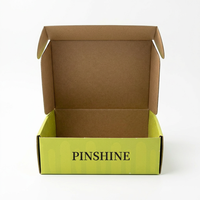 Boîte d'expédition pour abonnement e-commerce en carton ondulé vert avec logo de marque personnalisé imprimé à l'intérieur