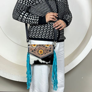Sac bandoulière tendance 2025 en cuir de vachette occidental avec rabat floral gaufré et franges turquoise, sac à main bohème fait main pour femmes - Product Image 4