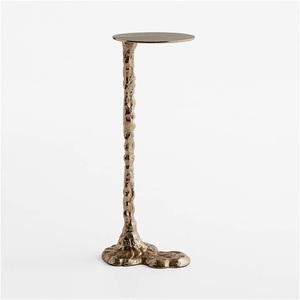 Table d'appoint martelée artisanale, avec piétement sculptural fin, plateau rond, base stable, gain de place, pièce d'exception pour intérieurs de luxe - Product Image 3