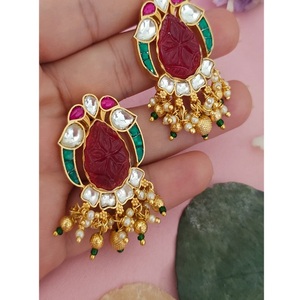 Boucles d'oreilles clous élégantes en laiton plaqué or et moissanite pour femme – Idéales pour les soirées et les fêtes - Product Image 2