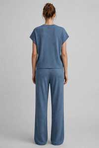 Conjunto de dos piezas casual para mujer, de punto acanalado, con top de manga corta y cuello redondo y pantalones anchos de color liso. - Product Image 3