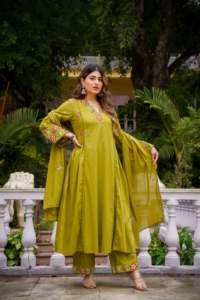 Ensemble Kurta et pantalon brodé à séchage rapide pour femme, style décontracté indien et pakistanais, coupe régulière, longueur standard, en Chanderi, idéal pour les fêtes - Product Image 4