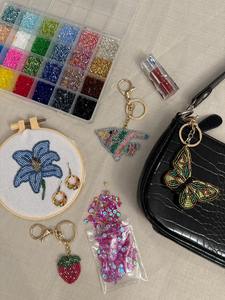 Llavero de moda con diseño elegante y bonito, hecho a mano con cuentas bordadas, con colgante de WHISKY, de la India. - Product Image 2