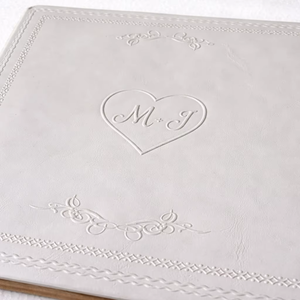 สมุดเยี่ยมงานแต่งงานปกหนังสีขาวรักษ์โลก ปั๊มนูนอักษรย่อส่วนตัว อัลบั้มเก็บความทรงจำ หน้ากระดาษมีเส้นสำหรับงานแต่งงาน - Product Image 1