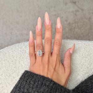 Anillo de Compromiso con Diamante Cultivado en Laboratorio de Corte Esmeralda de 6.50 Quilates, Halo Oculto con Piedras Laterales, Certificado IGI, Anillo de Propuesta de Oro de 14k - Product Image 2