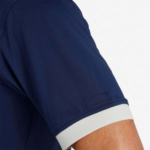 Chemise de golf élégante et tendance pour homme avec col contrastant, tricotée 100 % coton, motif uni, détail poche pour un look de parcours unique - Product Image 3