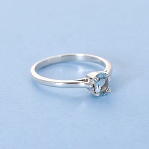 Anillo de Compromiso Solitario de Plata de Ley 925 con Topacio Azul Ovalado para Mujer, Anillo Clásico con Engaste de Garras para Mujer - Product Image 3