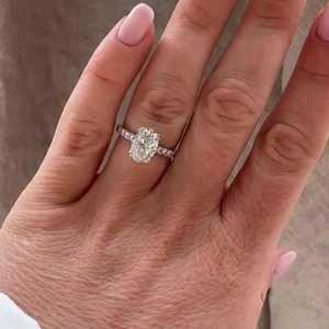 Bagues de fiançailles ovales de 4 carats, 4 mm de large, style cigare, en diamant de laboratoire 14k 18k, sertissage hybride à griffes, sur mesure, vente en gros, certifiées IGI - Product Image 1