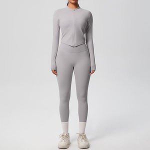 Leggings de tela suave y elástica, ideales para sesiones de yoga y para un look cómodo para el día a día. - Product Image 2