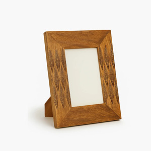 Cadre photo en bois fait main, design rustique rectangulaire, impression en relief, orientation verticale pour table - Product Image 1
