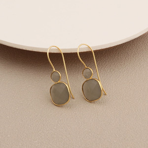 Boucles d'oreilles en calcédoine grise plaquées or, pierres précieuses rondes et en forme de coussin, pierre de naissance de juin, bijoux minimalistes - Product Image 4