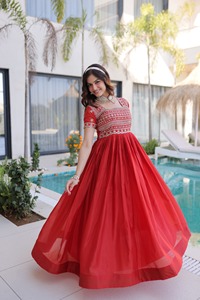 ชุดเดรสผ้าไหม HO แบบดั้งเดิมของอินเดีย ประดับด้วยเลื่อมและงานปักดิ้นทอง เหมาะสำหรับงานเลี้ยงฉลองและงานแต่งงานสำหรับผู้หญิง - Product Image 2