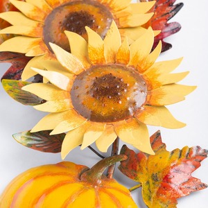 Couronne d'automne vibrante, fabriquée à la main avec des citrouilles orange vives, des tournesols jaunes chatoyants et des feuilles d'automne colorées pour la décoration - Product Image 4