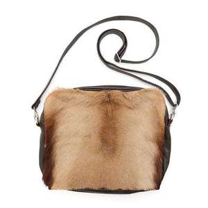 Sac de voyage en cuir gaufré rouge uni 80g personnalisable, style vintage, avec poignées supérieures et bandoulière à boucle - Product Image 1