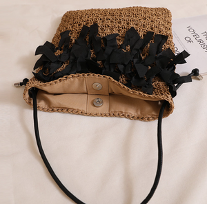 Eleva tu moda de verano con este bolso de hilo natural hecho a mano, decorado con elegantes detalles de lazo negro para mujeres con estilo. - Product Image 5