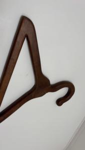 Cintres en bois vintage faits à la main - Design durable, écologique et gain de place pour les magasins de détail, les armoires de boutiques et la décoration intérieure - Product Image 3